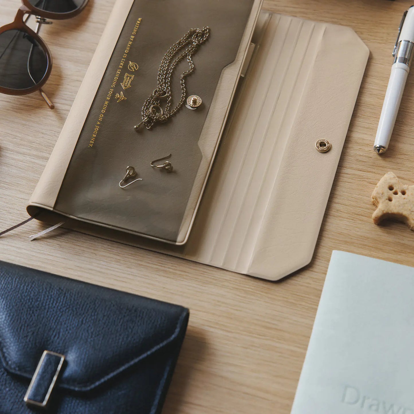 Alettone: Gray, Weeks Techo Cover